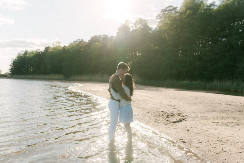 Couple on a beach on a photography session with photographer Hannika Gabrielsson