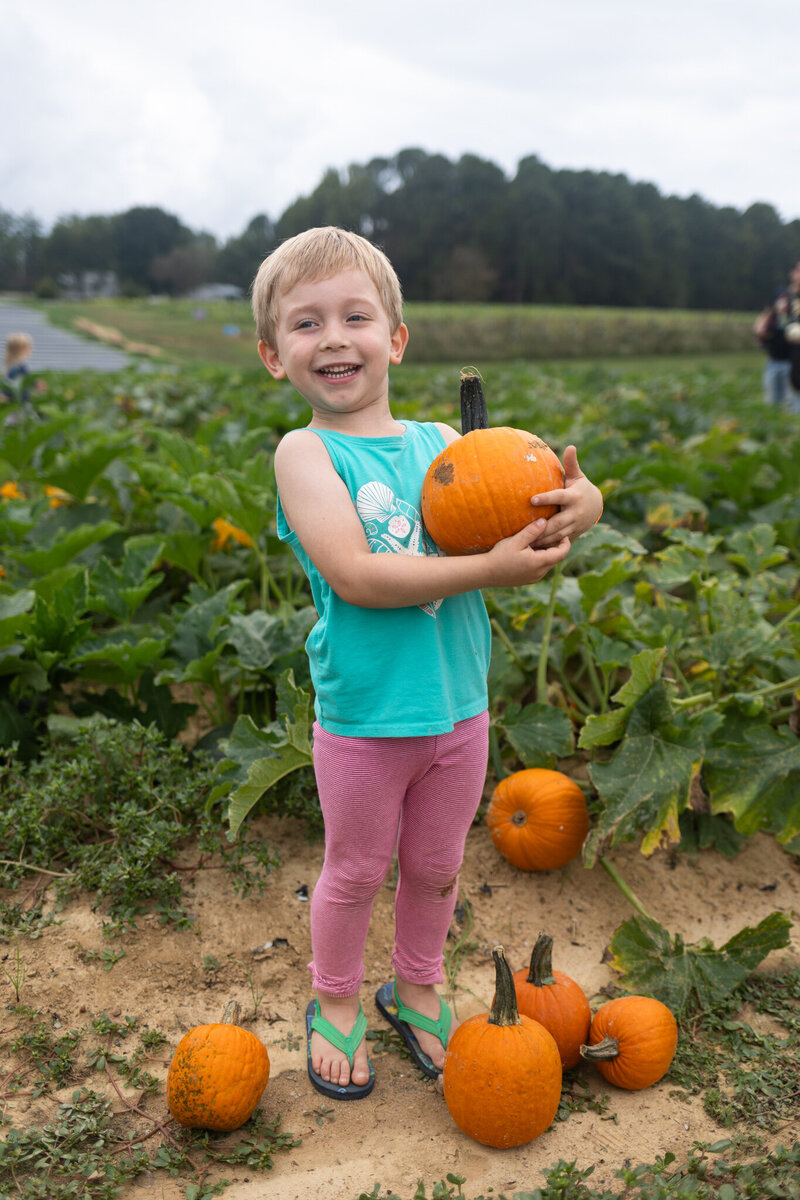 LightCreative_202310_RaleighPumpkinPatchPhotoSession_011