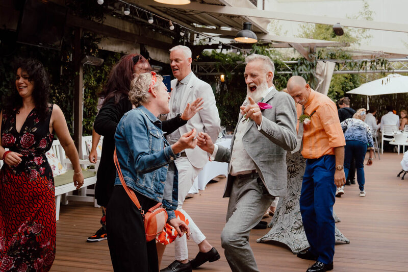 Bruidegom en zijn zus dansen vrolijk samen