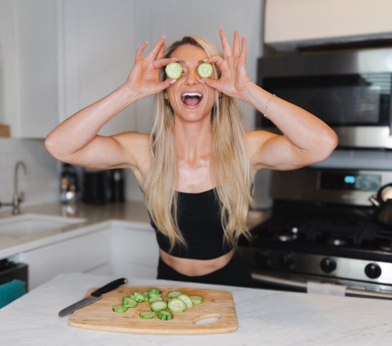 A balanced and nutritious meal prep spread, featuring fresh vegetables, lean proteins, and whole grains, designed for sustainable fat loss and muscle building.