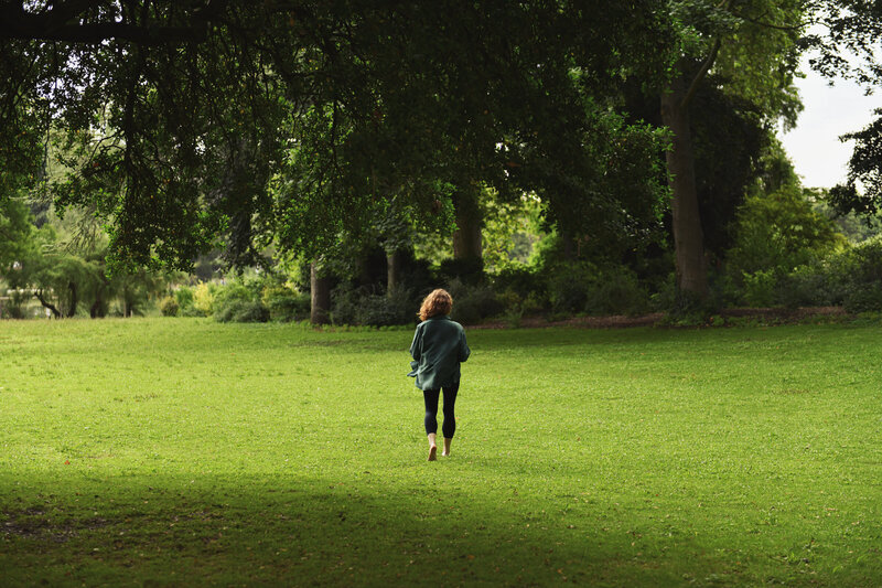 femme marchant pieds nus dans un parc