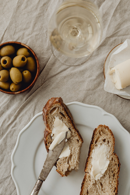kaboompics_lunch-with-bread-white-wine-olives-butter-camembert-cheese-30590 Medium