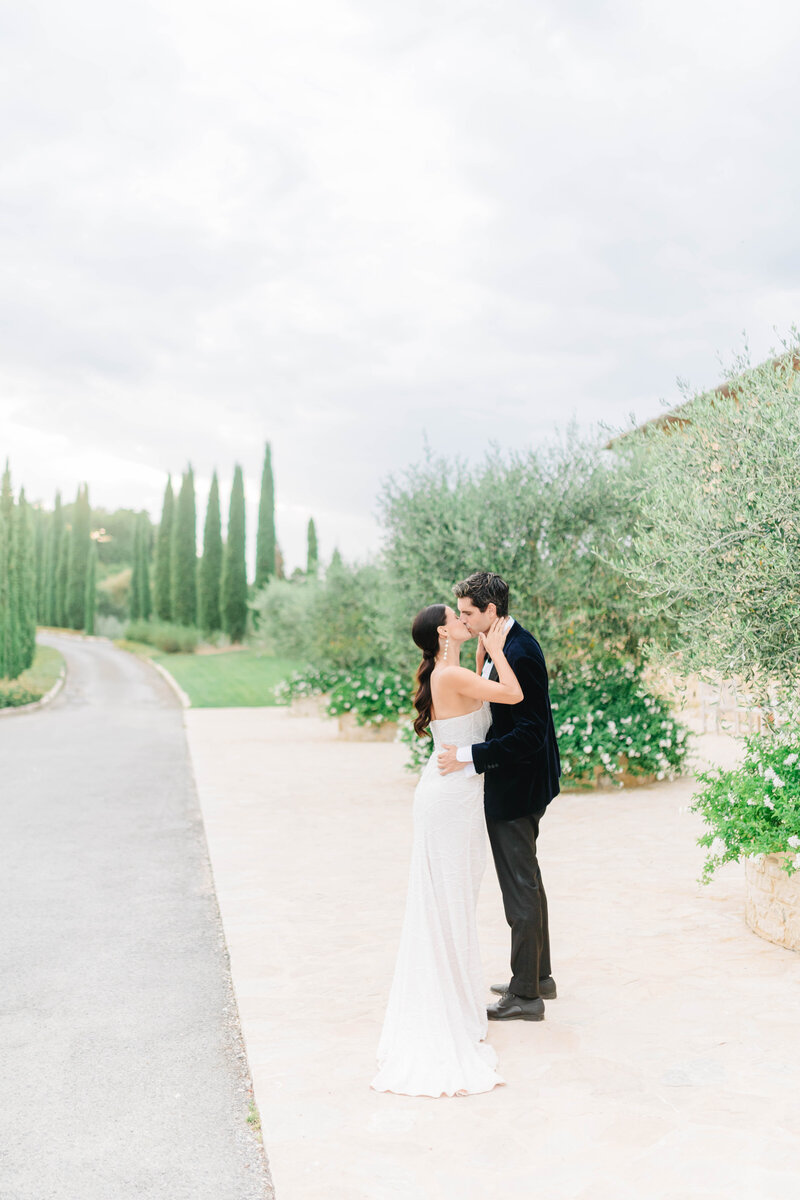 MorganeBallPhotography-Wedding-Tuscany-TheClubHouse-LovelyInstants-04-WeddingDinner-couple-lq-27-5549