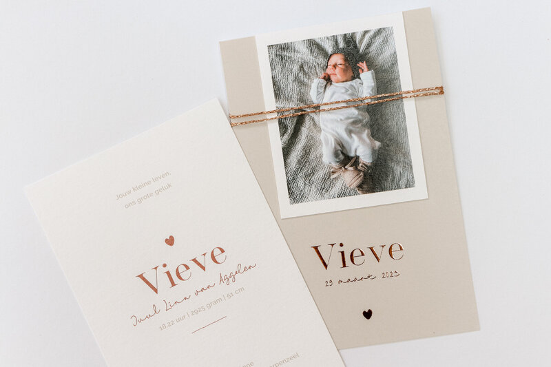 Beige-geboortekaartje-Vieve-met-koperfolie-en-fotolabel-meisje-7