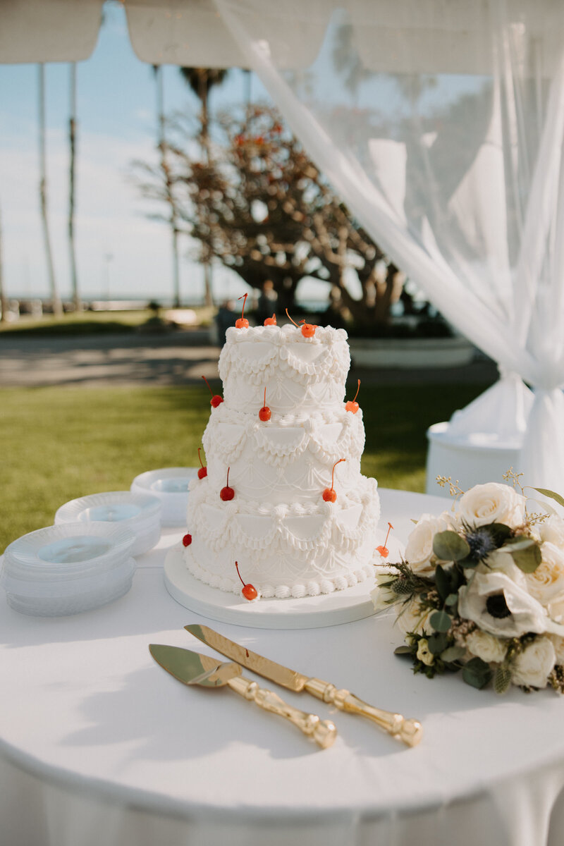 Wedding cake and details from Lindy and Garth’s Southern California wedding planned by Beyond the Event, photographed by Kellie Jane Photography.