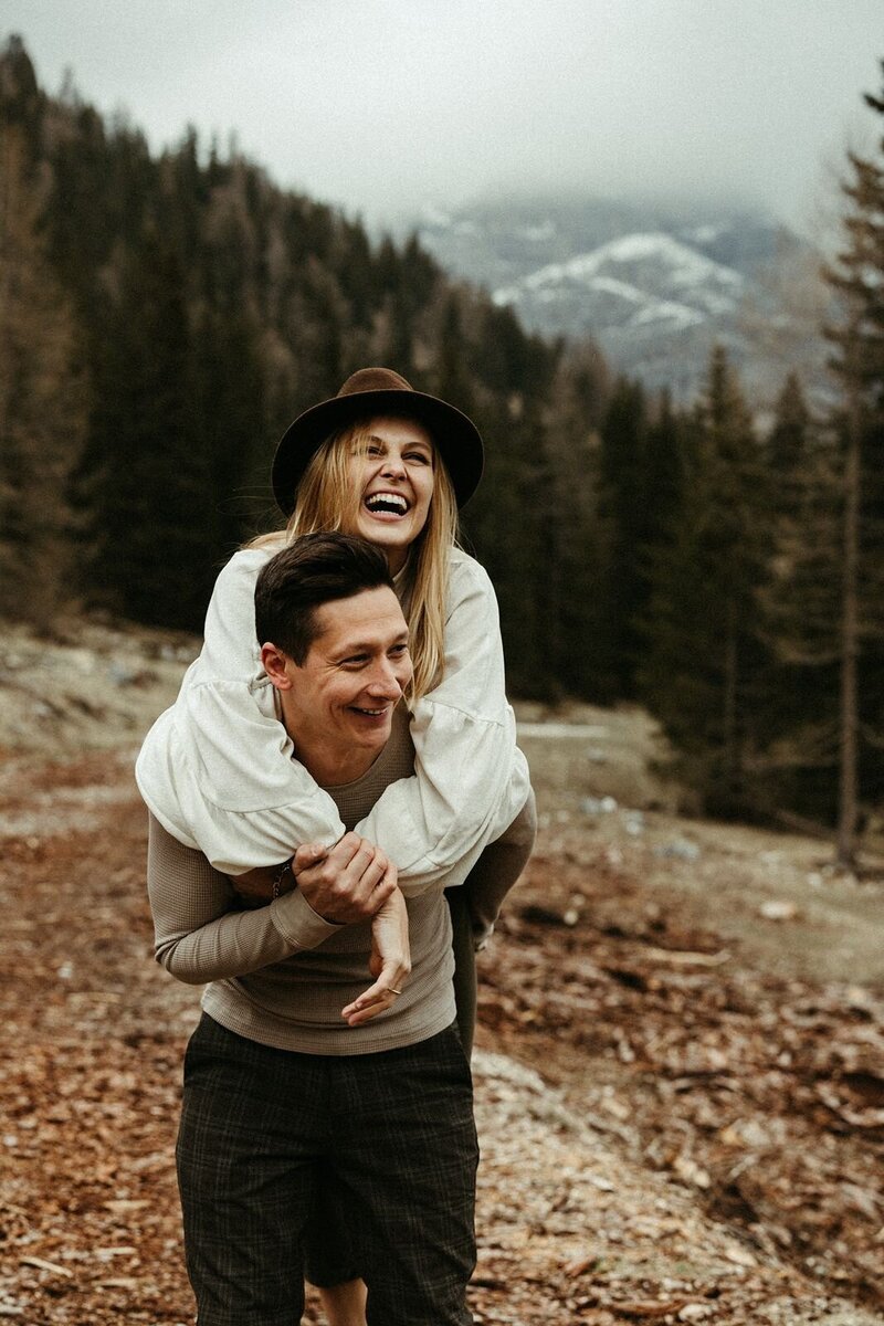 Get framed photography Loveshoot couple Europe mountains outdoor