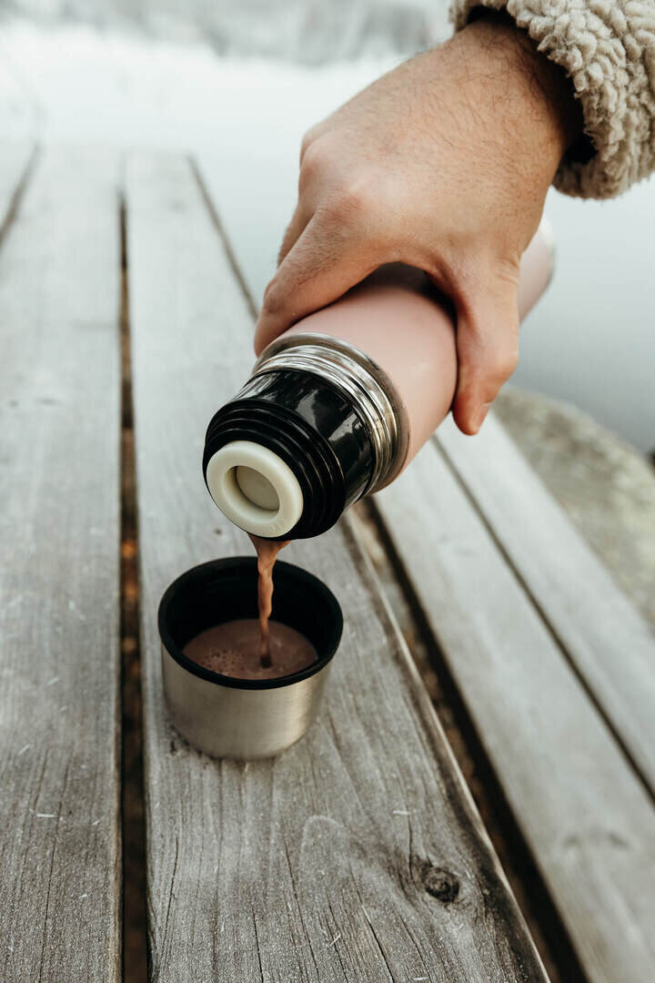 En termos som häller upp varm oboy i en kopp under en paus i Stockholm
