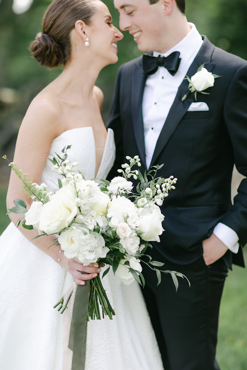white-green-wedding-flowers