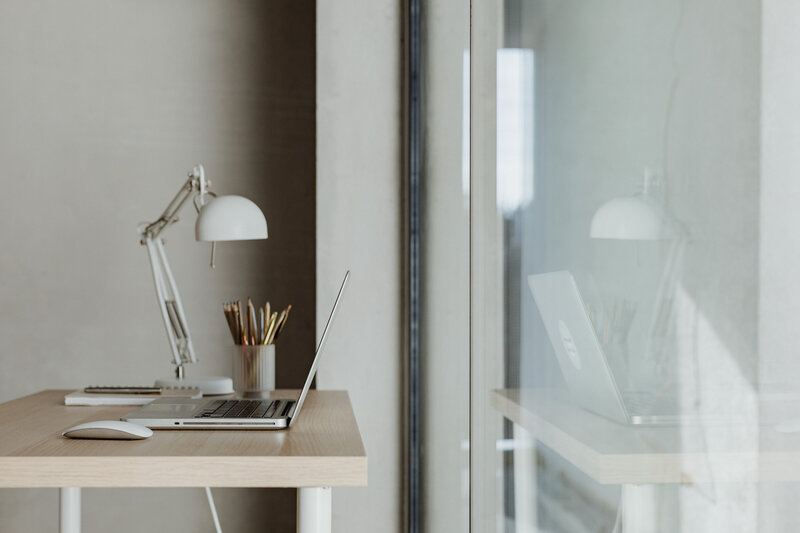 kaboompics_home-office-desk-with-laptop-by-a-large-window-25266