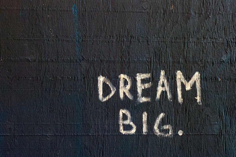 Der Spruch "Dream Big" auf einer Wand.