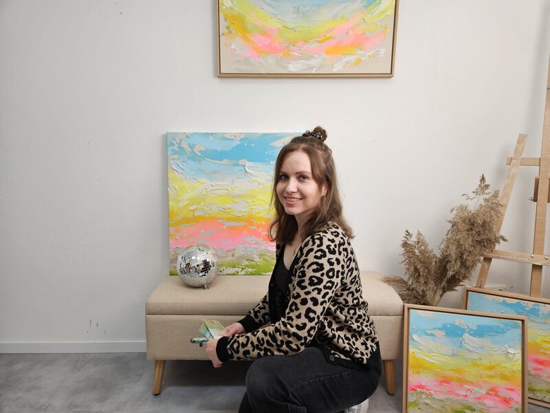 Künstlerin Lisa Popp vor ihren Werken der Kategorie Festival Splash.