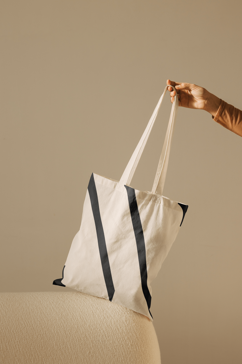 Atelier Mae Website ontwerp op laptop in interieur