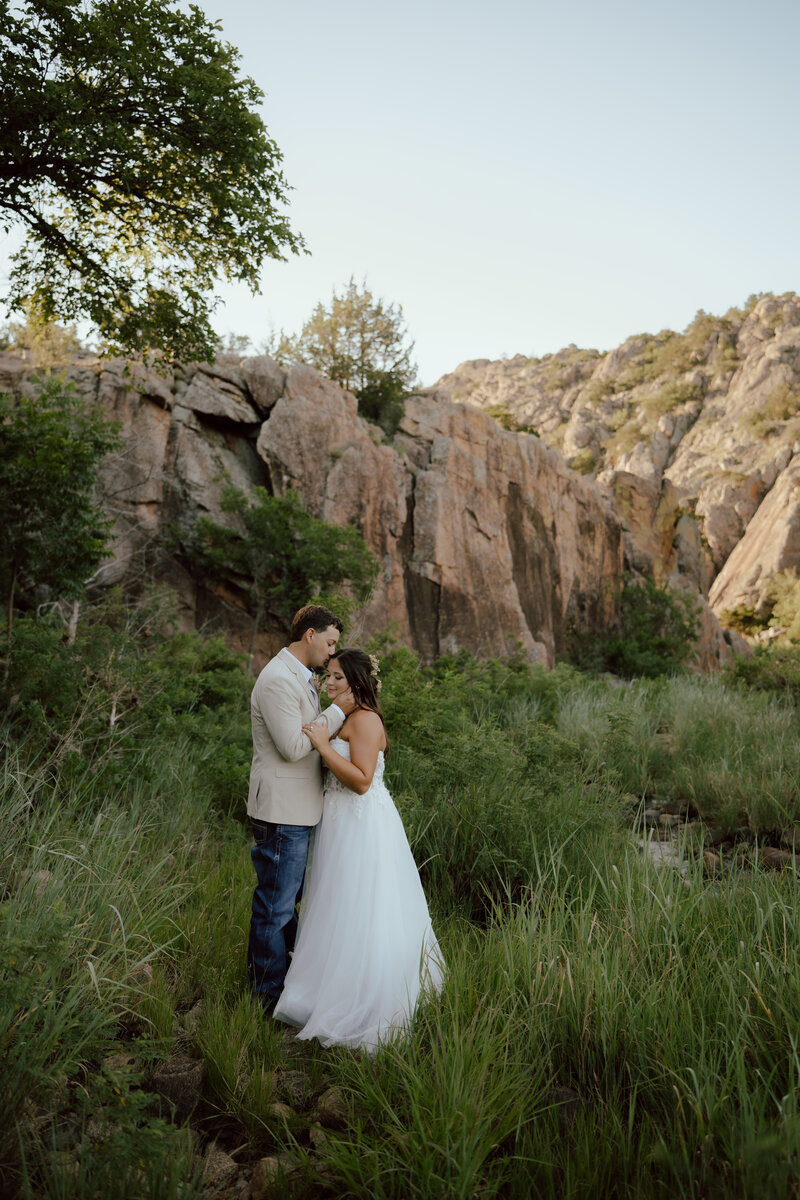 texas elopement couple in the mountains
