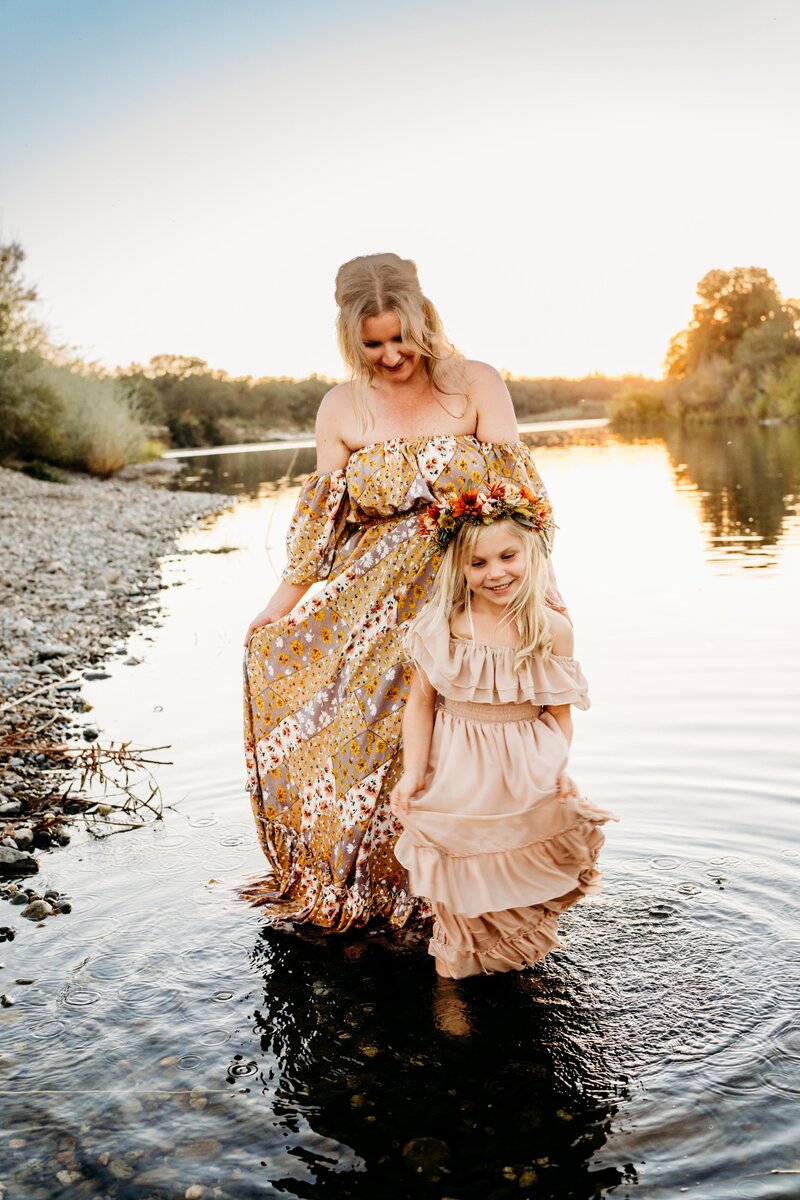 mom-and-daughter-splashing