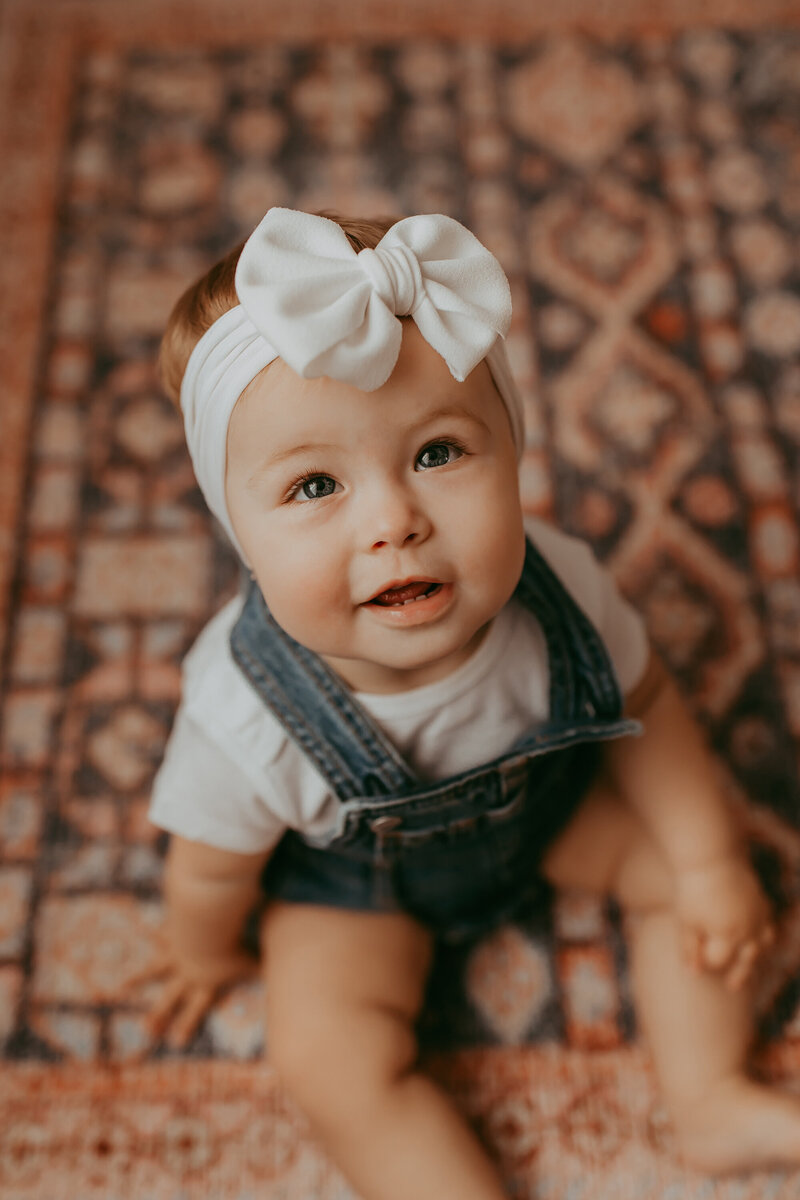 baby-girl-with-headband-smling