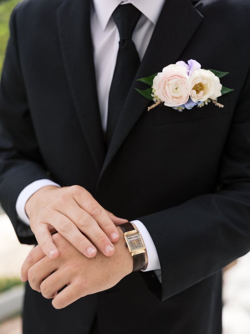 groom-prep-at-the-gruene-estate