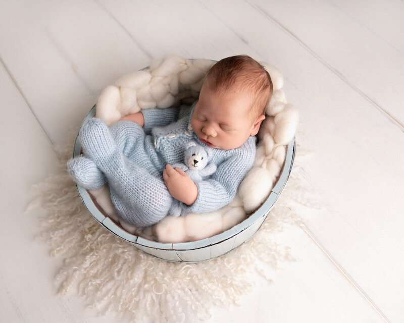 Nyfødt baby sover godt på en nyfødtfotografering. Studio Oppegård. Favner og kunder fra Asker,Bærum, kolbotn og ski.