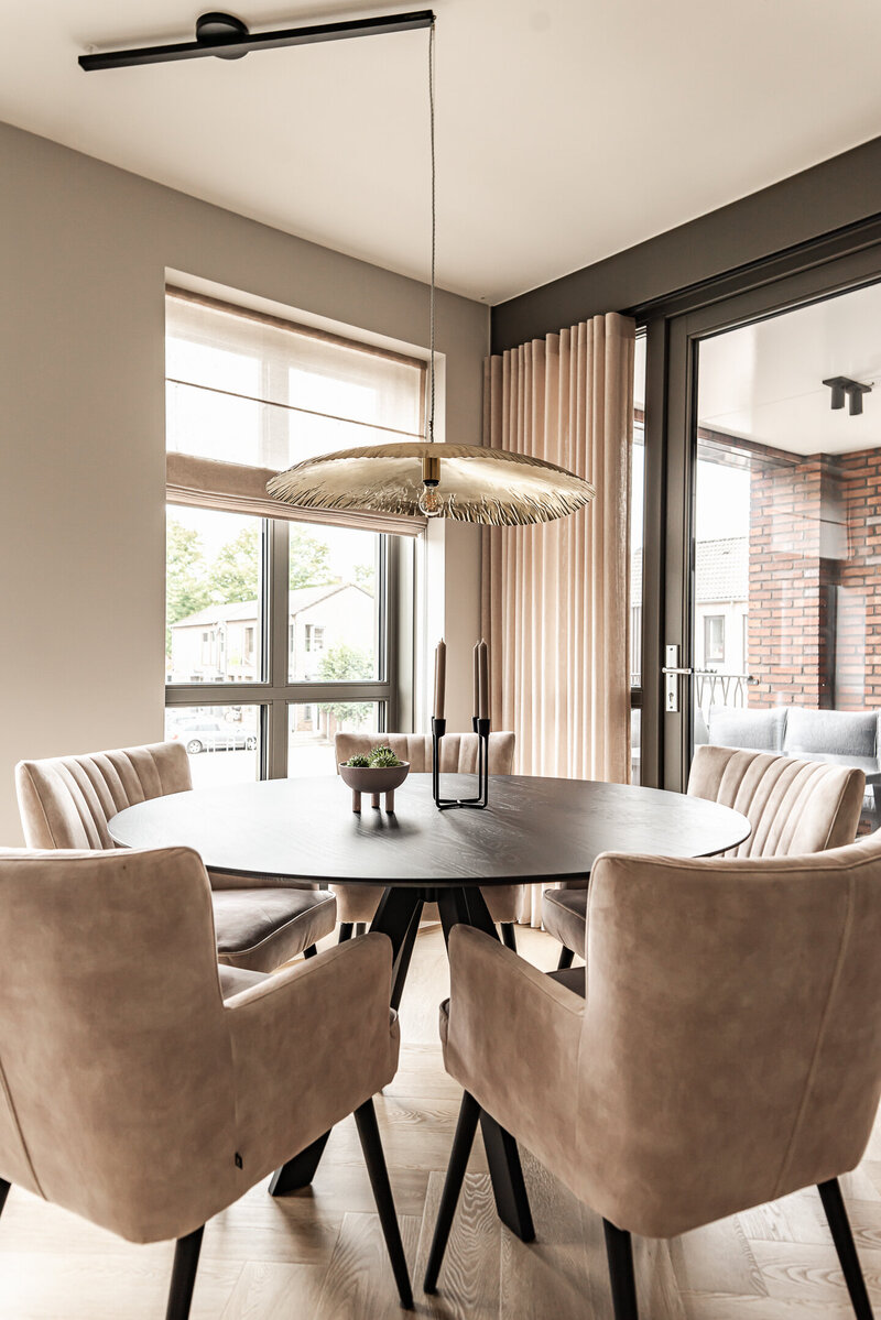 Een modern en luxe woonkamerontwerp voor een nieuwbouwproject in Beuningen, met hoogwaardige afwerkingen.