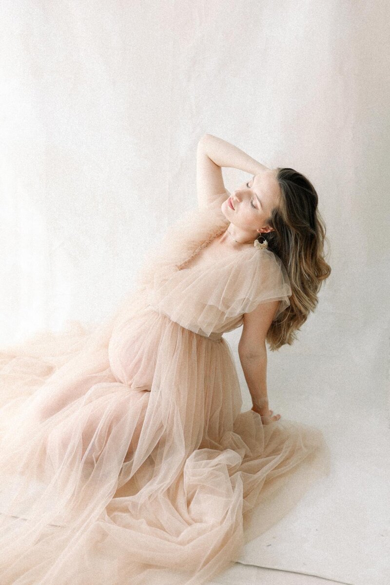 Babybauchshooting Posing im Negligee während Schwangerschaft