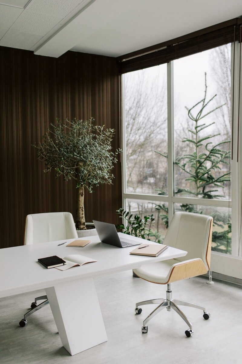 Strakke witte werkomgeving met groene planten heeft positief effect op verzuim en uitval