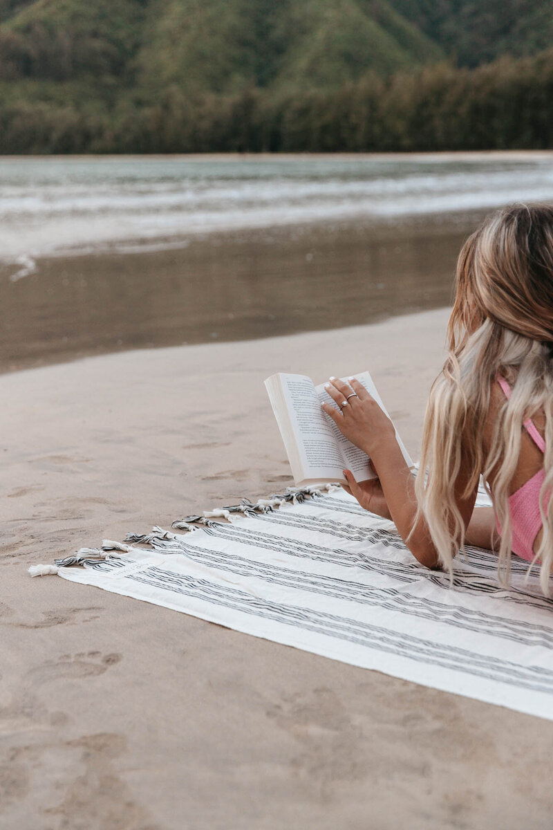 reading-at-beach