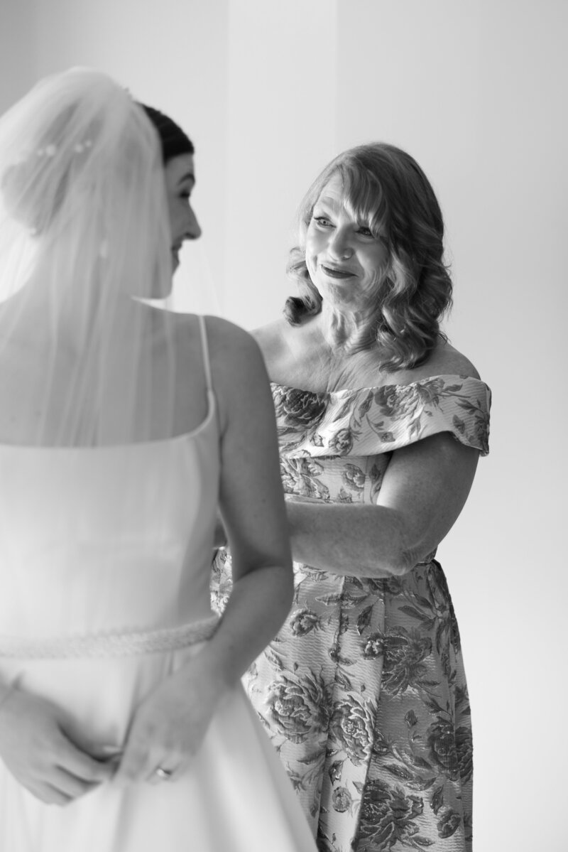 sarah-elizabeth-studio-ohio-wedding-photographer-the-landing-cummins-wedding-friday-getting-ready-100