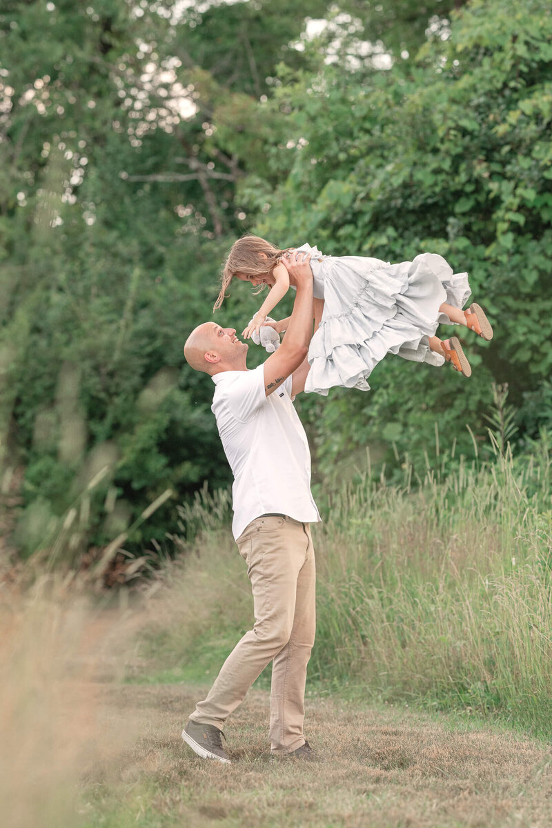 dad swings daughter outside