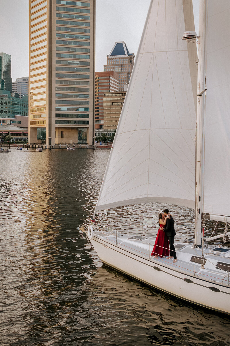 kissing-couple-on-sailboat-in-baltimore-harbor-sunset