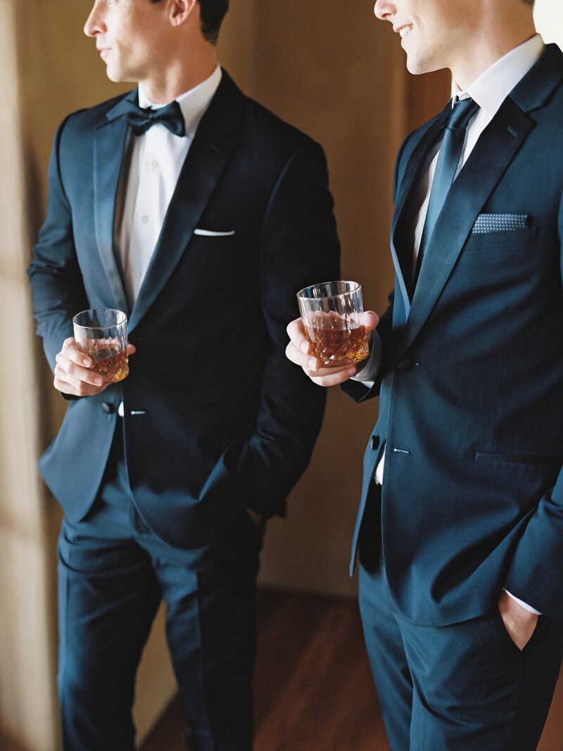 Photographing moments before the wedding 