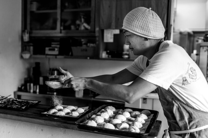 A shell jewelry artisan working in his atelier.