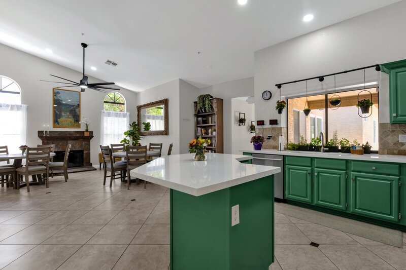26-web-or-mls-17814-n-56th-st