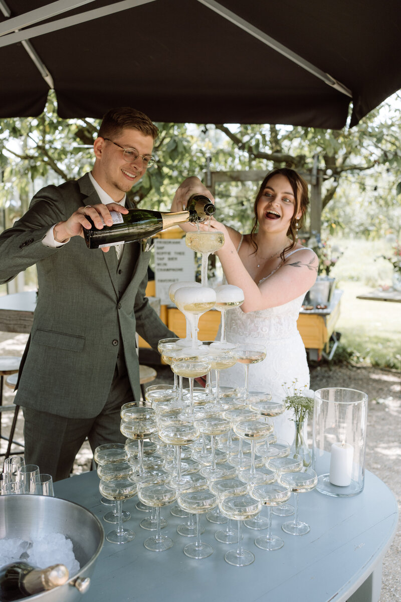 Champagne toren inschenken bruiloft zomer 
