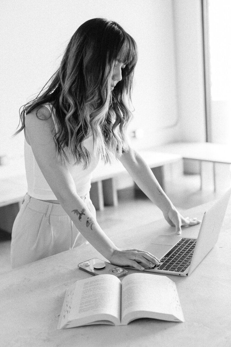 JanelleSKoch-Christina_sBusinessPortraits-Grain-61