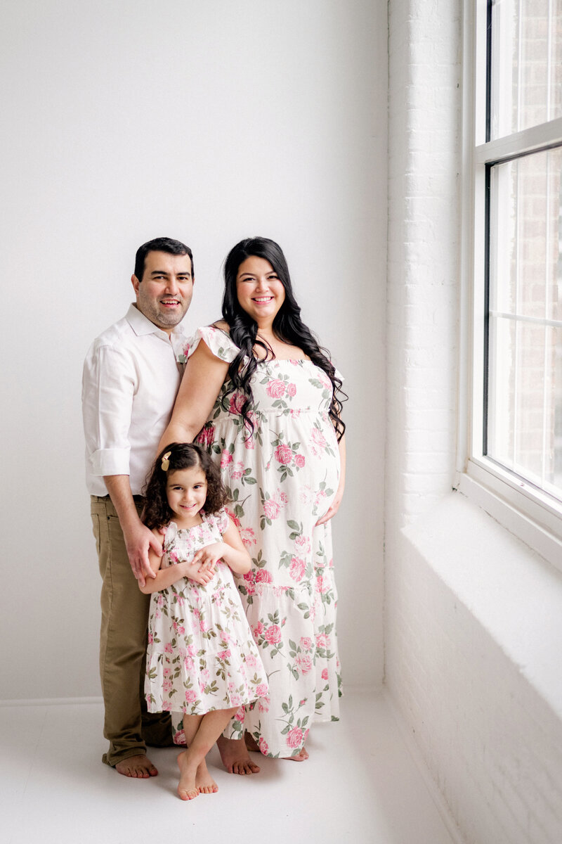 family maternity photos in matching dresses