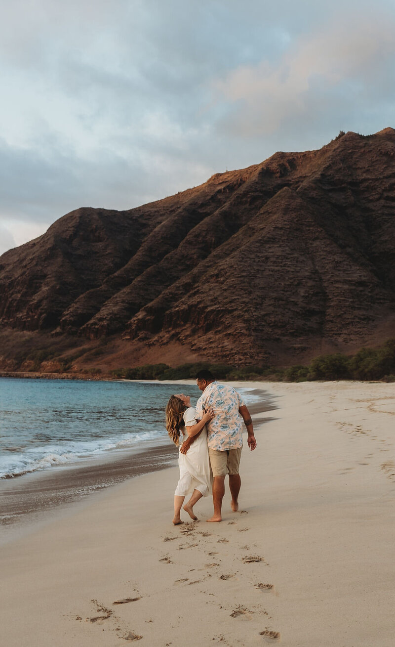 Couples photos on the beach in Hawaii