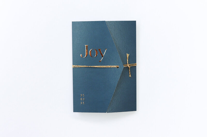 Bijzonder-drieluik-geboortekaartje-Joy-jongen-donkerblauw-met-goudfolie-4
