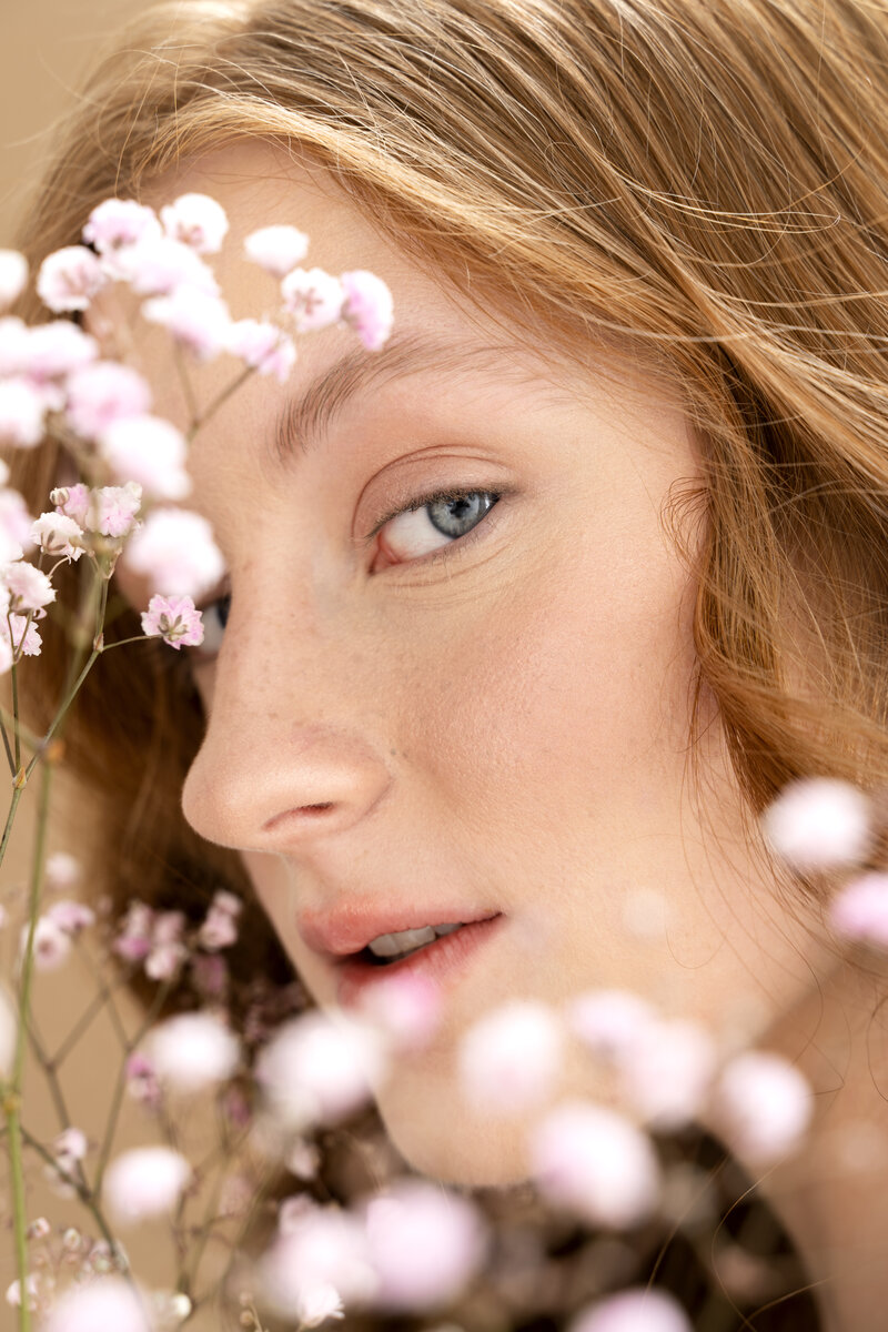 Jeune femme zoom regard fleur soin du visage à saint-jean-de-monts challans