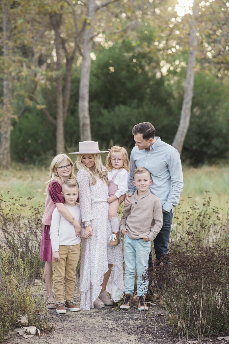 Family of 6 pose for family portraits in Utah