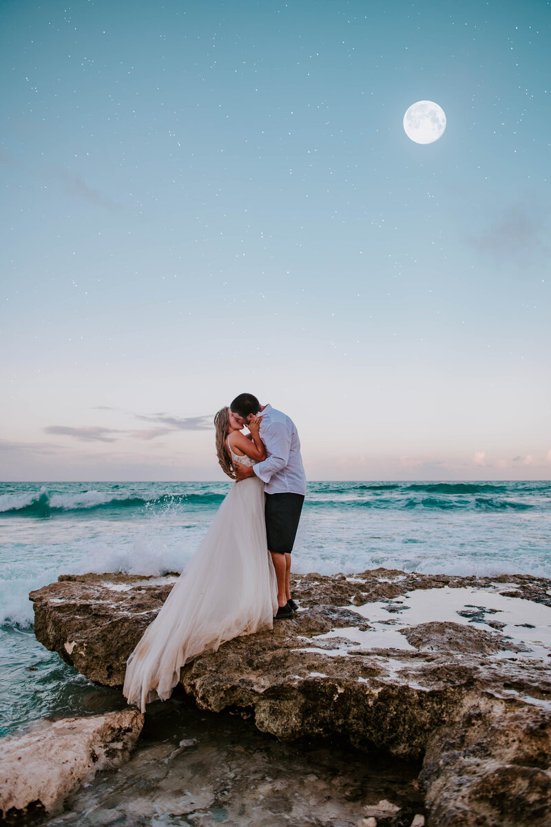 Isla Mujeres Wedding Photographer. Wedding on full moon by Zotti.