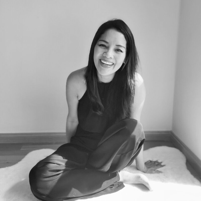 Silvana Ocas, terapeuta, investigadora, coach y guía espiritual de líderes conscientes y visionarios. Pionera creadora del programa Líder Portal® y del sistema DEEEP® (Diseño Energético Emocional Evolutivo Personal).