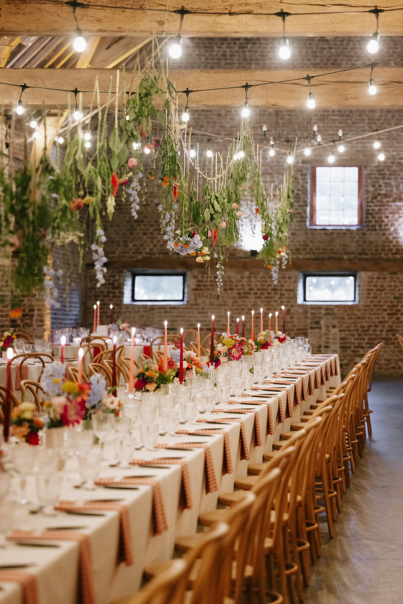 styling trouwfeest diner voor een trouwfeest in West-Vlaanderen, met rustieke en veel kleurijke bloemen