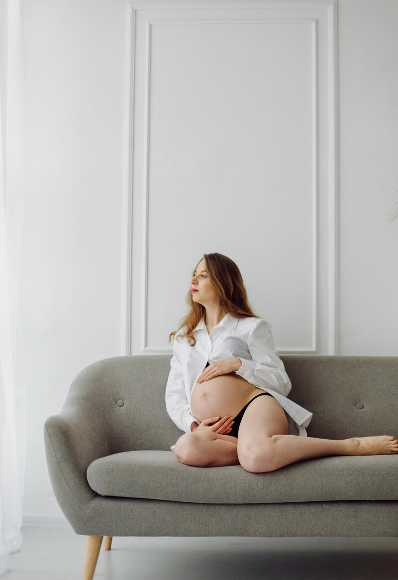 pregnant-woman-studio-white-shirt