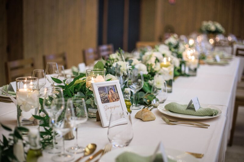 chemin-de-table-fleurs-blanches-et-feuillages