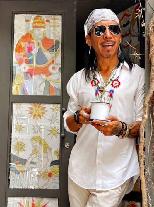 Sixto Rey, San Miguel De Allende-based Tarot reader, painter, printmaker, and psychologist, offering intuitive readings and artistic insight as part of EnForma’s holistic wellness community.