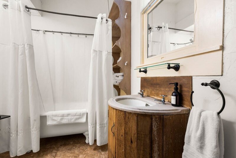 A rustic Texas Hill Country bath retreat