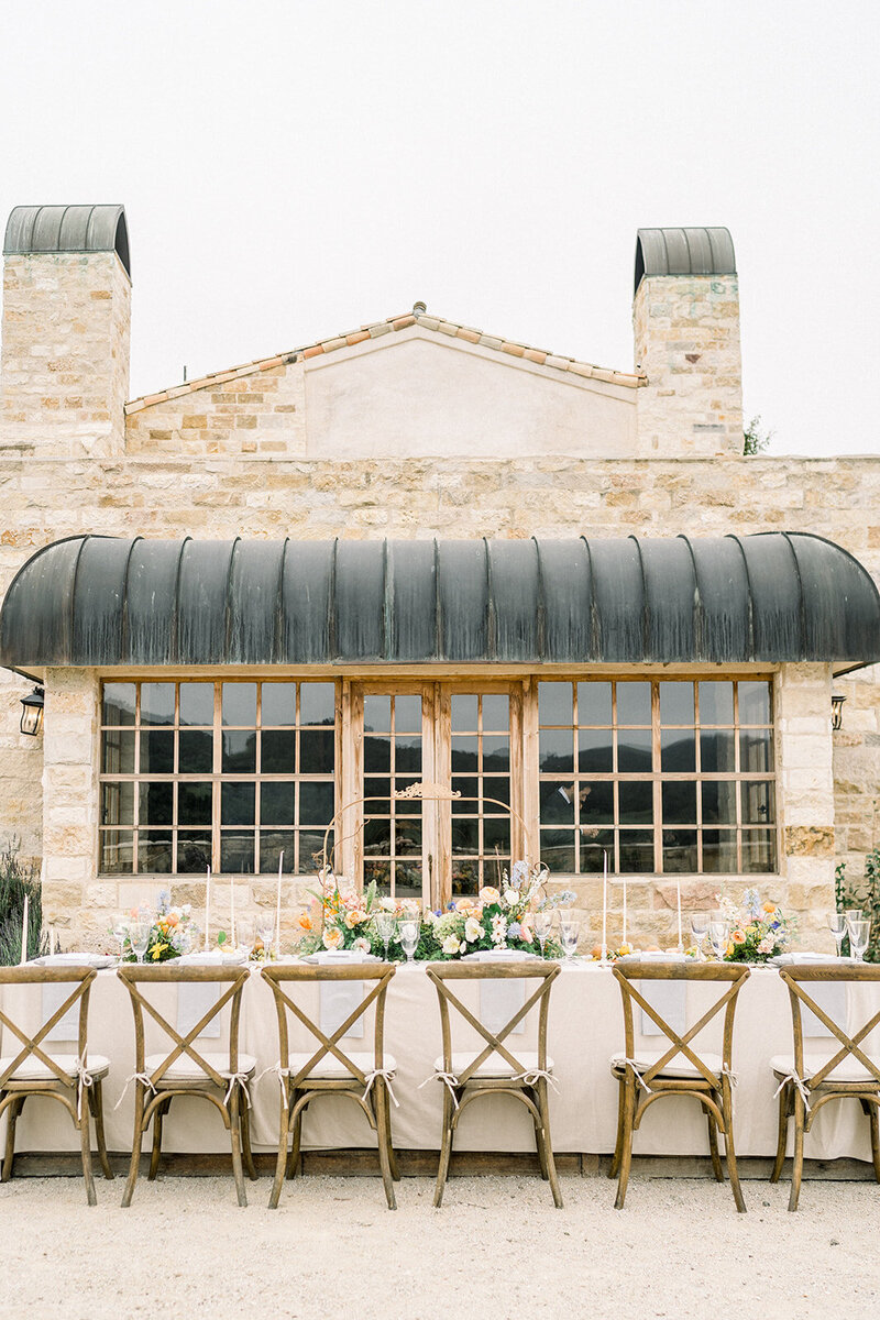 Tiffany Longeway Photography captures the elegant and sophisticated outdoor table setting at Kunde Family Winery in Sonoma, California.