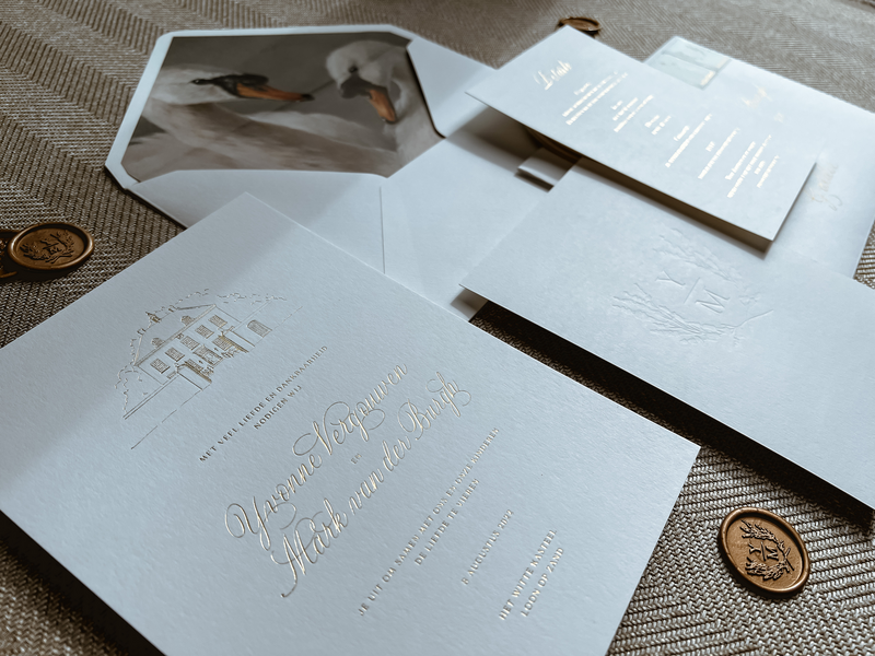Stijlvolle, minimalistische trouwkaart met locatieschets, goudfolie, blinddruk en envelopvoering