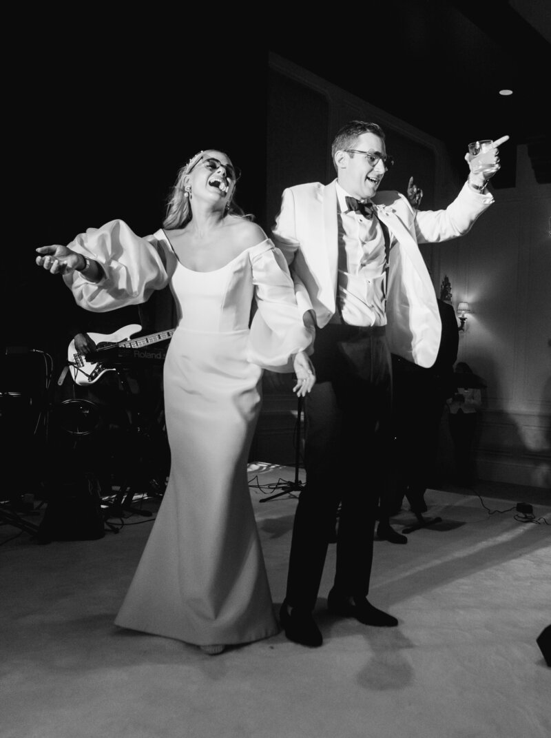 BRIDE-KISSING-GROOM-ELOPEMENT