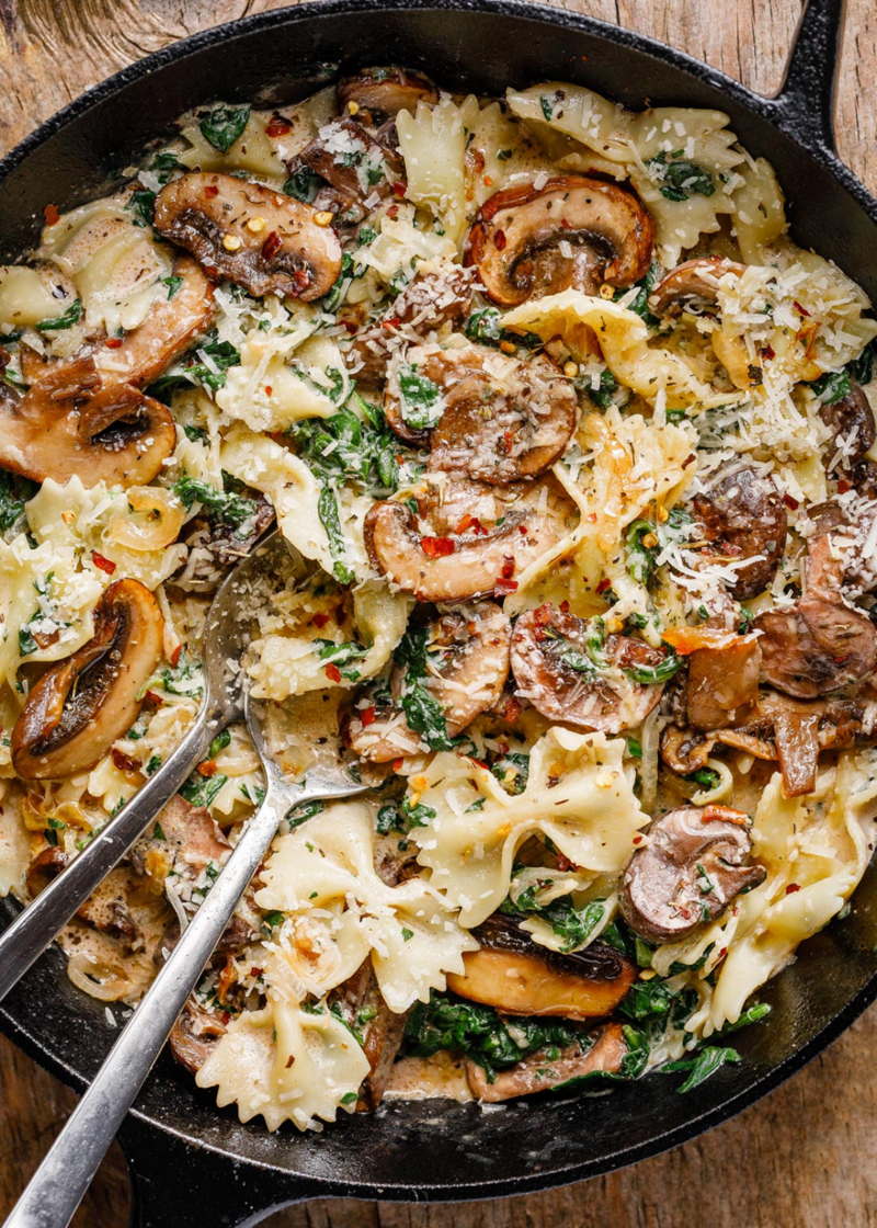 One-Pot Garlic Parmesan Pasta with Spinach and Mushrooms
