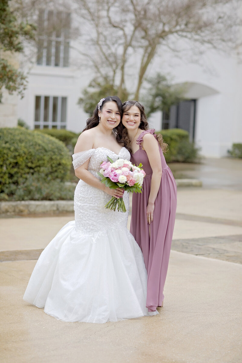 bridesmaid-la cantera resort-robin rogers photography-bride and bridesmaid